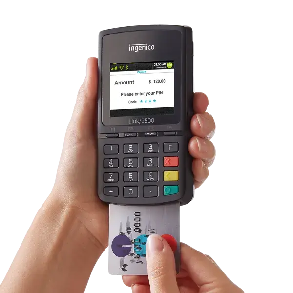Hand voert betaalkaart in de Link/2500 terminal voor een pinbetaling.